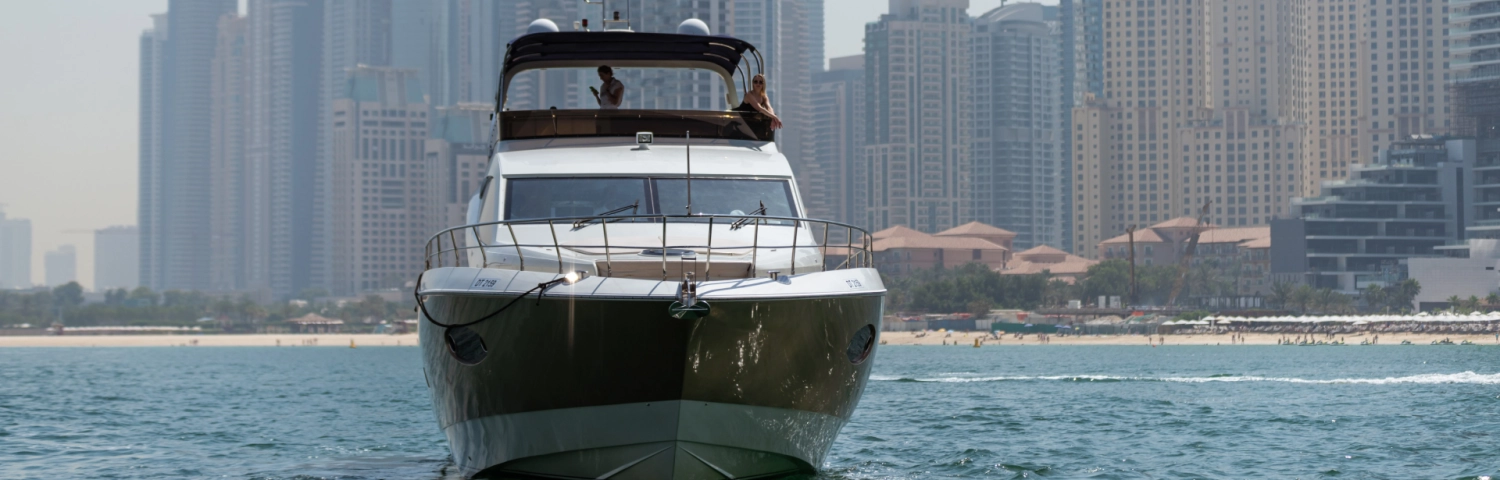 Отправьтесь в индивидуальный вояж на комфортабельной яхте среди небоскребов по Дубаю и Персидскому заливу