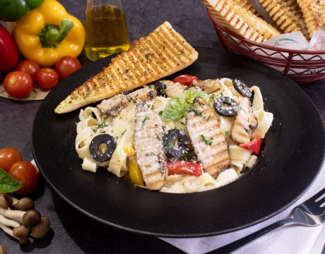 Паста с курицей и соусом Альфредо