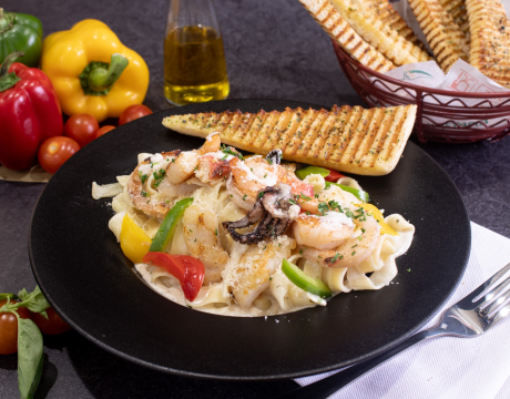 Паста с морепродуктами и соусом Альфредо