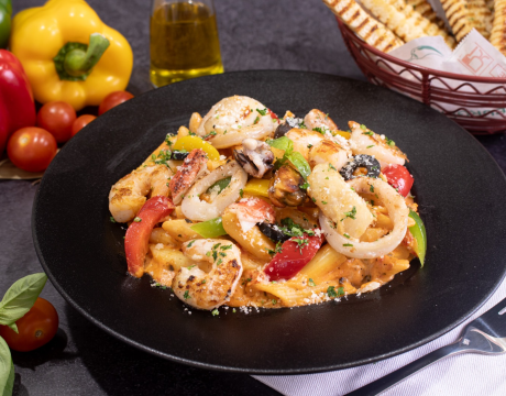 Паста с морепродуктами и сливочным розовым соусом