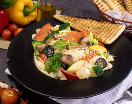 Паста с овощами и соусом Альфредо
